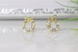 Funkelnder Frauenohrring mit Schleifen und goldenen Kugeln - Perfekt für jede Dame!