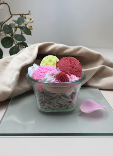Handgegossene Duftkerze mit Beeren-Eis-Aroma in Schale