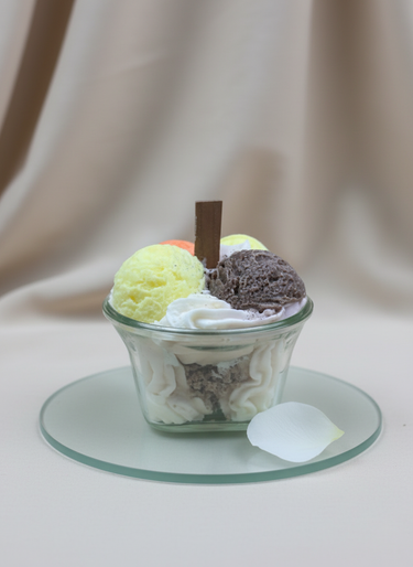 Pastellfarbene Schale mit Eis-Duftkerze aus Sojawachs