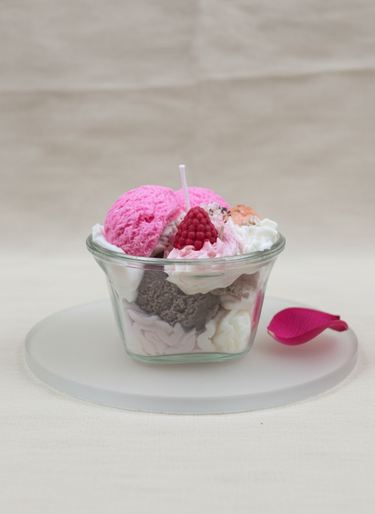 Handgegossene Beeren-Duftkerze in dekorativer Schale