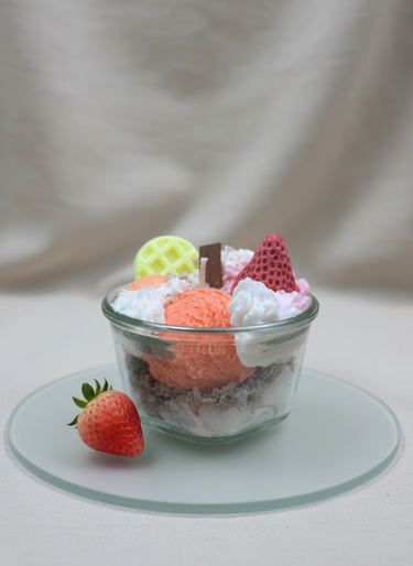 Pastellfarbene Duftkerze in eleganter Eisbecherschale