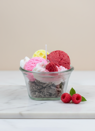 Handgegossene Duftkerze mit Beeren-Eis-Aroma in Schale