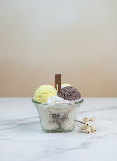 Pastellfarbene Schale mit Eis-Duftkerze aus Sojawachs