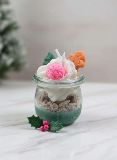 Blaue Sojakerze im Glas mit Eiscreme-Duft