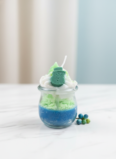 Handgegossene frostgrüne Duftkerze in Glasbehälter