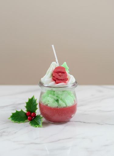 Handgegossene Sojakerze mit winterlichem Duft im Glas