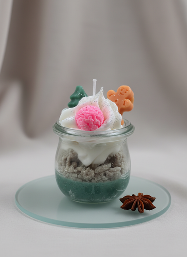 Blaue Sojakerze im Glas mit Eiscreme-Duft