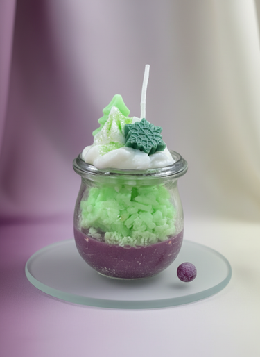 Weiße Sojawachskerze im Glas mit winterlichem Duft