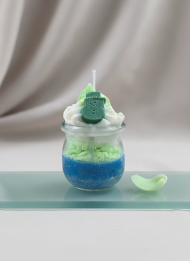 Handgegossene frostgrüne Duftkerze in Glasbehälter