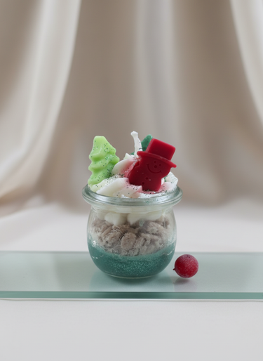 Handgegossene weiße Schneemann-Kerze auf Holztisch Geschenkidee für Freundin