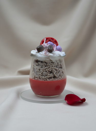 Rote Duftkerze mit Crunch-Dessert-Duft im Glas