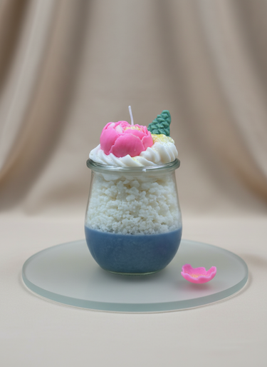 Handgegossene Sojakerze Peony in blauem Glas