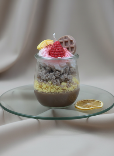 Vegan handgegossene Duftkerze mit Beerentwist im Glas