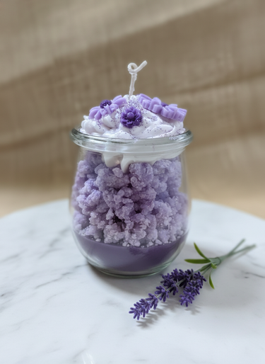 Handgegossene Sojawachskerze im dekorativen Geschenkset