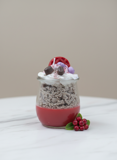 Rote Duftkerze mit Crunch-Dessert-Duft im Glas