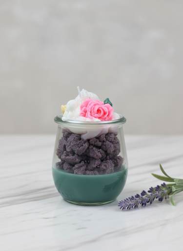 Handgegossene Duftkerze mit urbanem Design im Glas