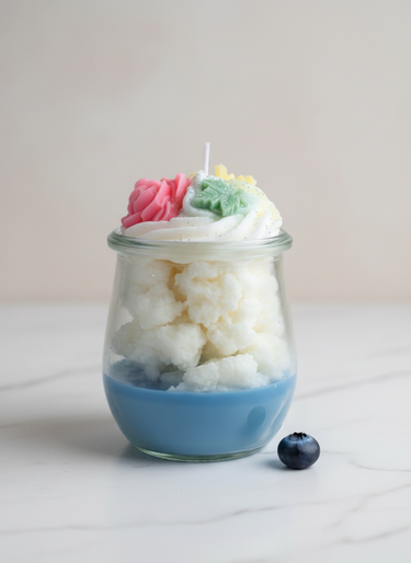 Handgegossene Sojawachskerze mit frühlingshaftem Duft im Glas