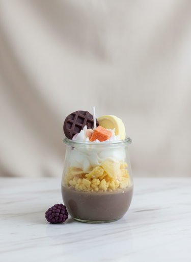 Handgegossene Sojakerze im Dessert-Design mit Duft