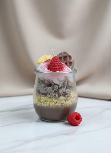 Vegan handgegossene Duftkerze mit Beerentwist im Glas