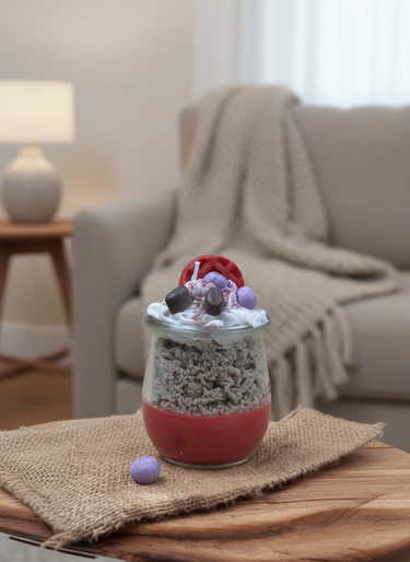 Rote Duftkerze mit Crunch-Dessert-Duft im Glas