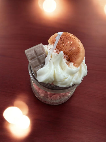 Duftkerze aus Sojawachs mit Orangenduft im Glas Aufmerksamkeit zum