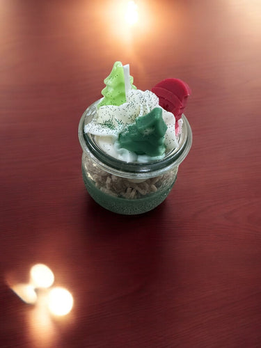 Handgegossene Sojawachskerze mit Waldduft im Glas