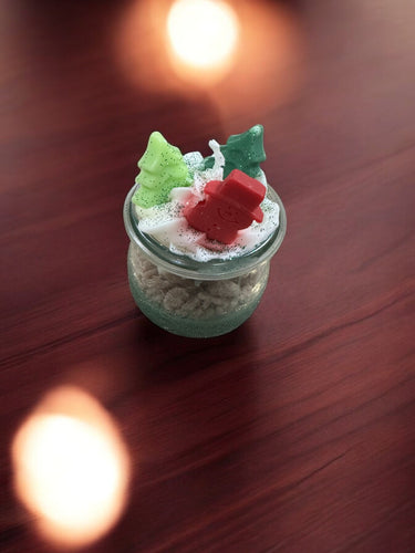 Handgegossene weiße Schneemann-Kerze auf Holztisch Geschenkidee für Freundin