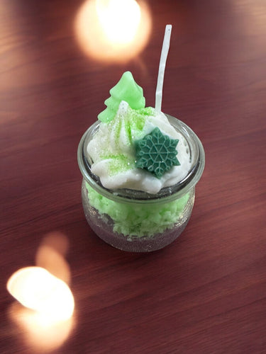 Weiße Sojawachskerze im Glas mit winterlichem Duft