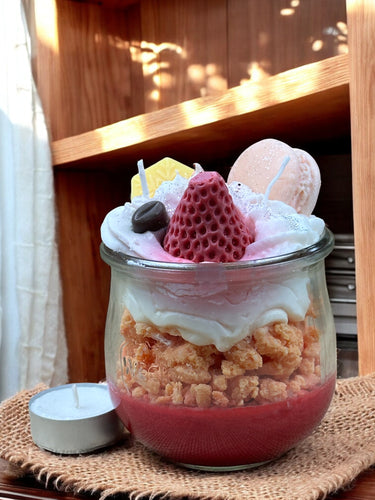 Vegane handgegossene Duftkerze im Glas Macaron-Dessert