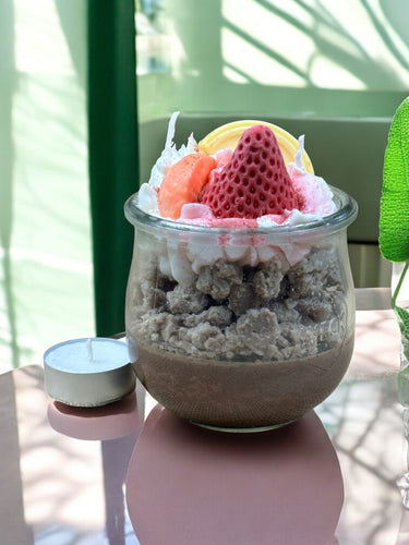 Duftkerze aus Sojawachs im Glas brennend