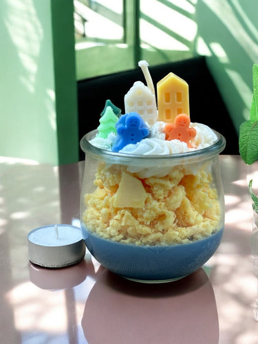 Handgegossene Winterdorf-Sojawachskerze im Glas