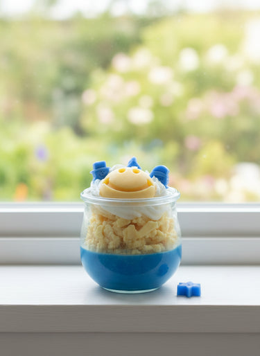 Weiße Duftkerze im Glas mit Schraubdeckel