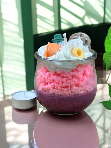 Handgemachte Duftkerze im Glas mit Donut-Macaron-Aroma