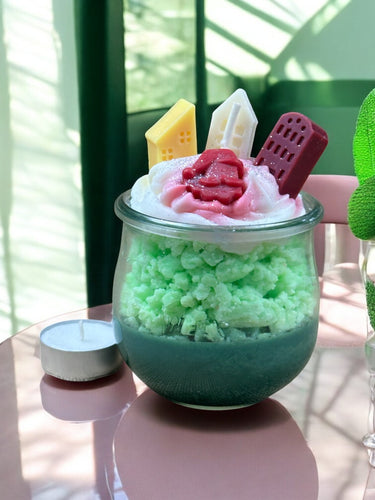 Duftkerze im Glas mit winterlichem Stadtdesign