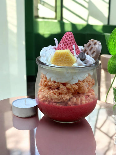 Handgegossene Duftkerze mit winterlichem Aroma im Glas