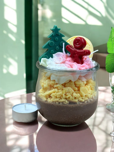 Duftkerze mit weihnachtlichem Waldduft im Glas