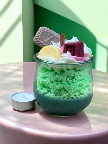 Handgegossene Duftkerze mit kreativem Design im Glas