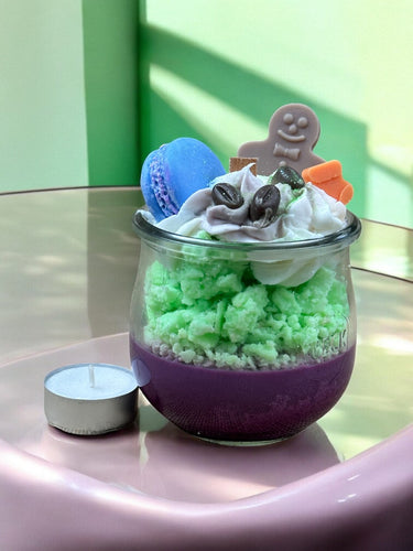 Winterliche Sojawachskerze im Kaffeehaus-Stil