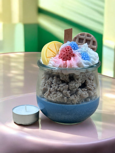 Handgegossene Sojakerze mit fruchtigem Sommerduft im Glas