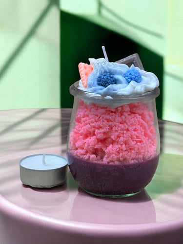 Mittelgroße Duftkerze aus Sojawachs im Dessertglas