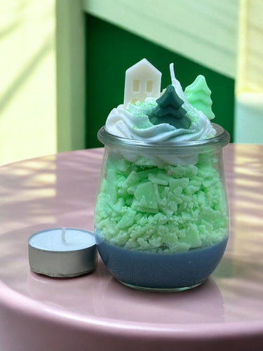 Handgegossene Duftkerze mit frischem Waldduft im Glas