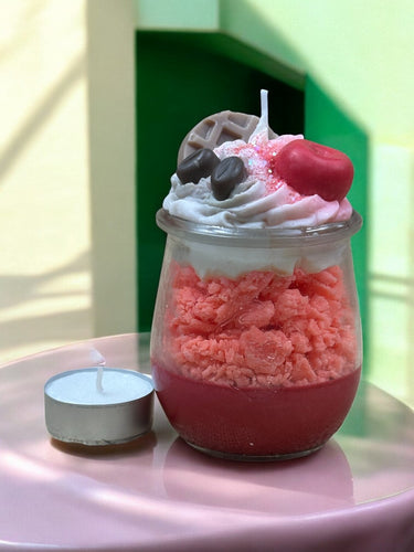 Handgegossene Duftkerze im Dessert-Design aus Sojawachs