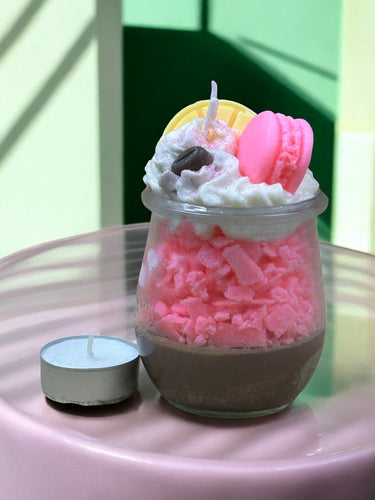 Handgegossene Macaron Duftkerze im stilvollen Dessertglas Geschenkidee für Freundin