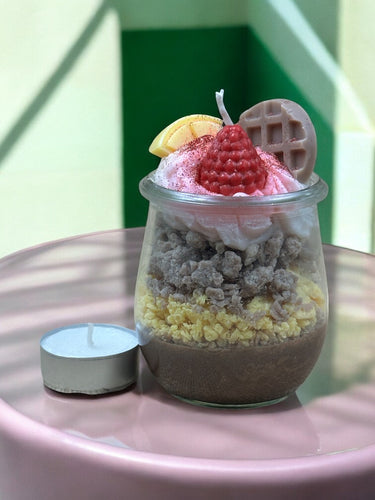 Vegan handgegossene Duftkerze mit Beerentwist im Glas