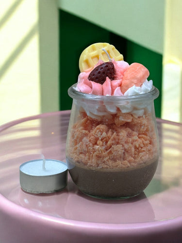 Handgegossene Sojawachskerze im Dessertglas