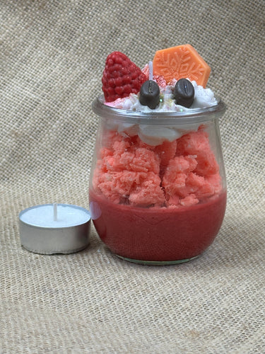 Handgegossene Duftkerze im Glas mit Beerenduft