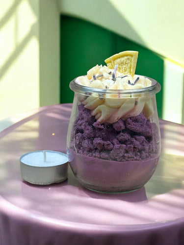 Handgegossene Sojakerze mit frischem blumigem Duft