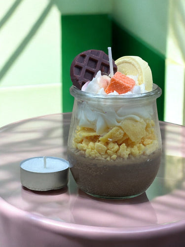 Handgegossene Sojakerze im Dessert-Design mit Duft