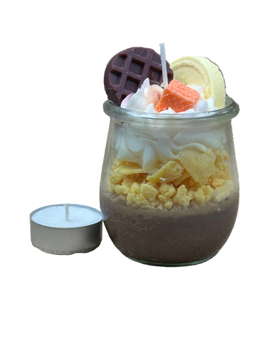 Handgegossene Sojakerze im Dessert-Design mit Duft