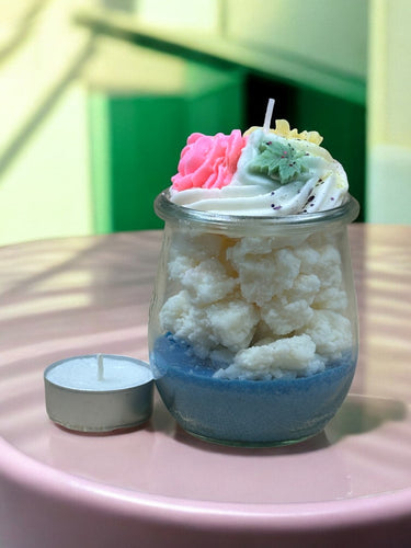 Handgegossene Sojawachskerze mit frühlingshaftem Duft im Glas